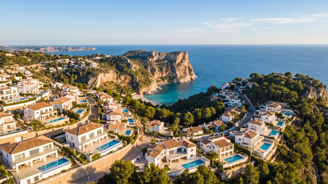 Luchtfoto van Cumbre Del Sol aan de Spaanse kust