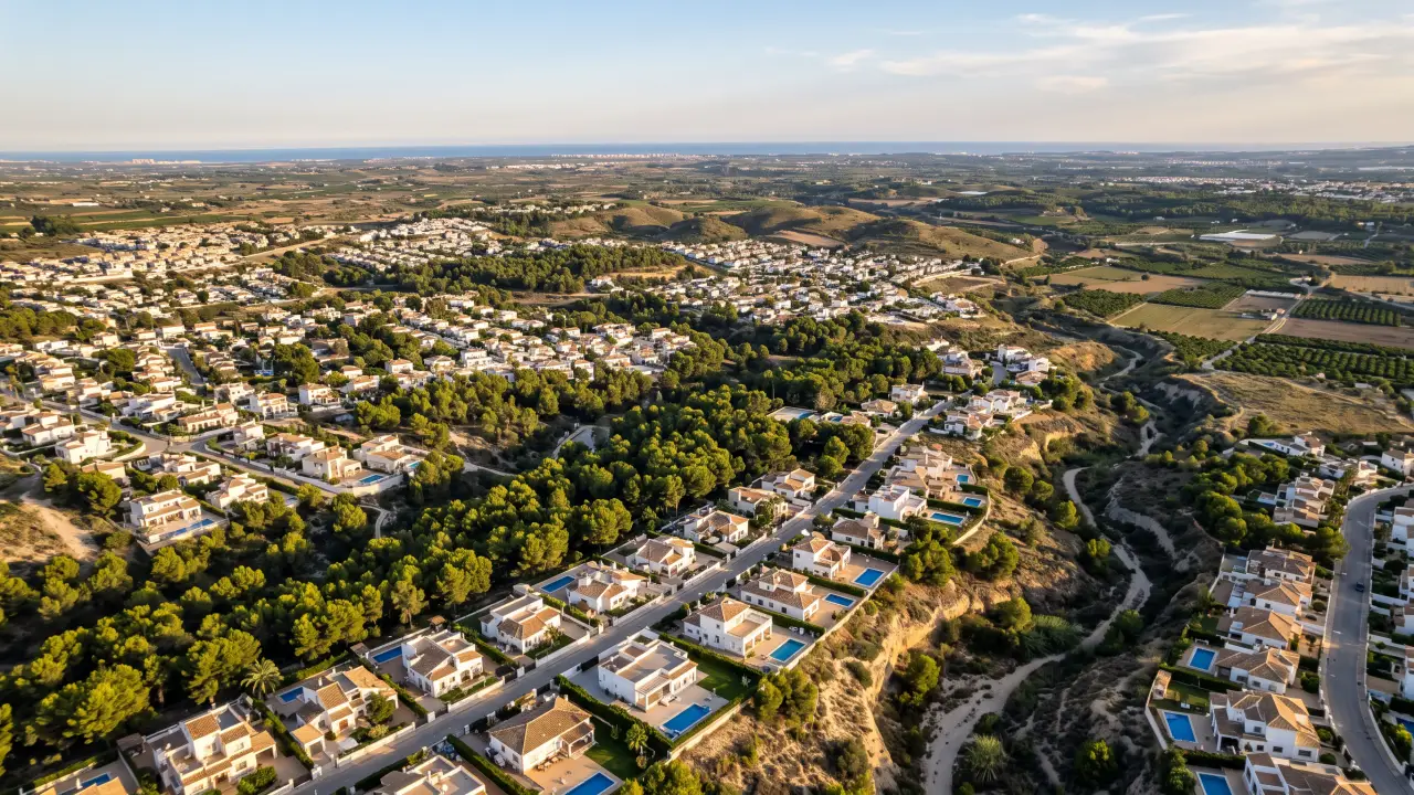 Luchtfoto van Pinar De Campoverde aan de Spaanse kust