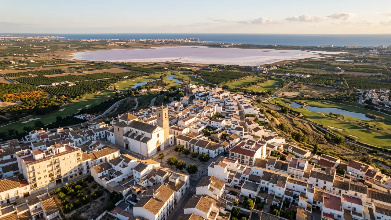 Luchtfoto van San Miguel De Salinas aan de Spaanse kust