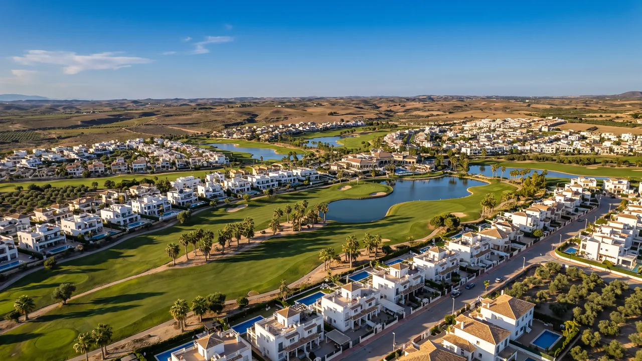 Luchtfoto van Hacienda Del Alamo Golf aan de Spaanse kust