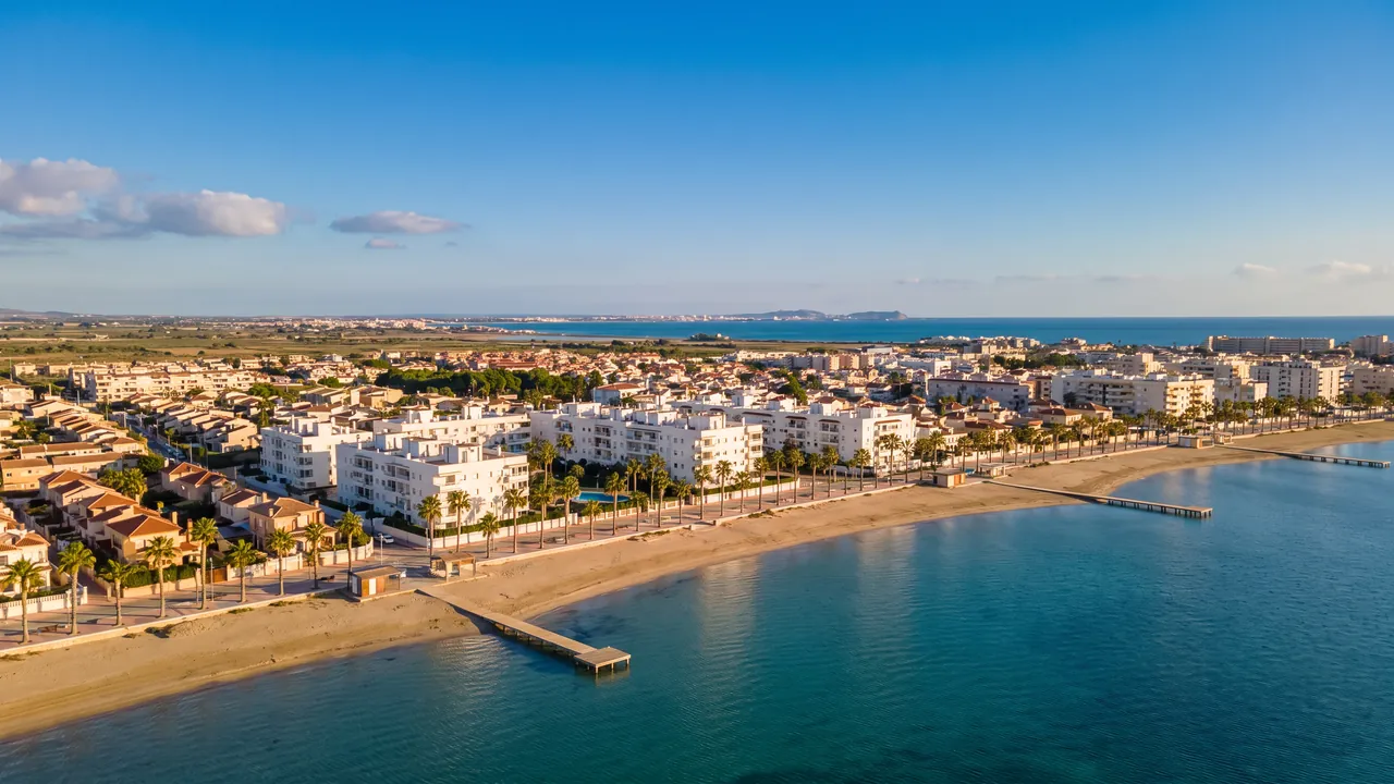 Luchtfoto van Los Alcazares aan de Spaanse kust