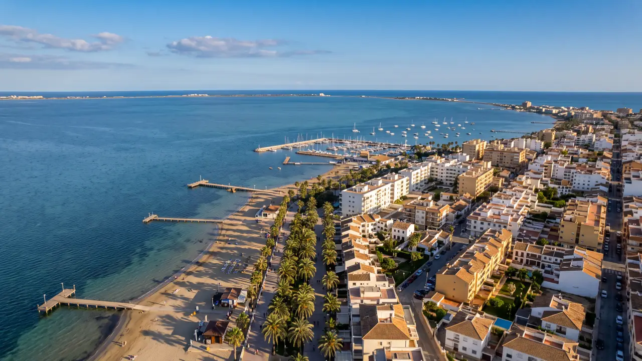 Vue aérienne de Santiago De La Ribera sur la côte espagnole