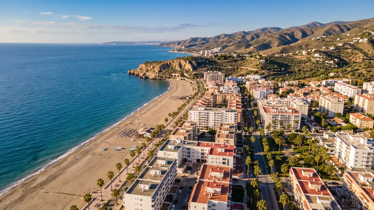 Vue aérienne de Rincon De La Victoria sur la côte espagnole
