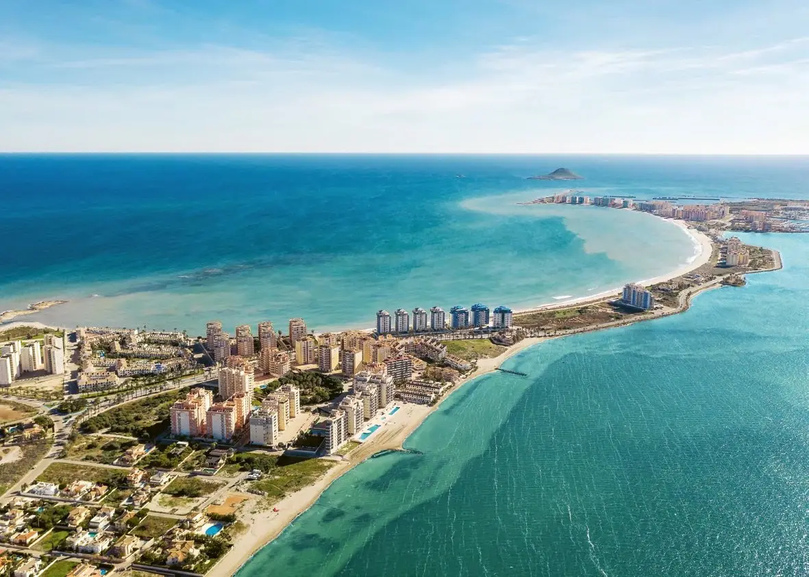 Luchtfoto van La Manga en de Mar Menor