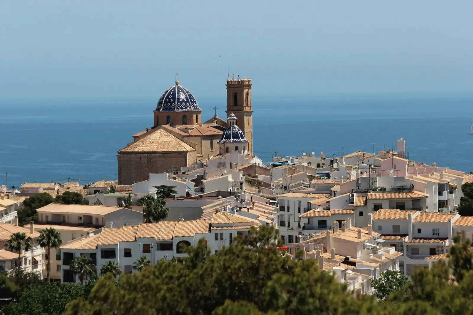 Het oude stadje van Altea boven de zee