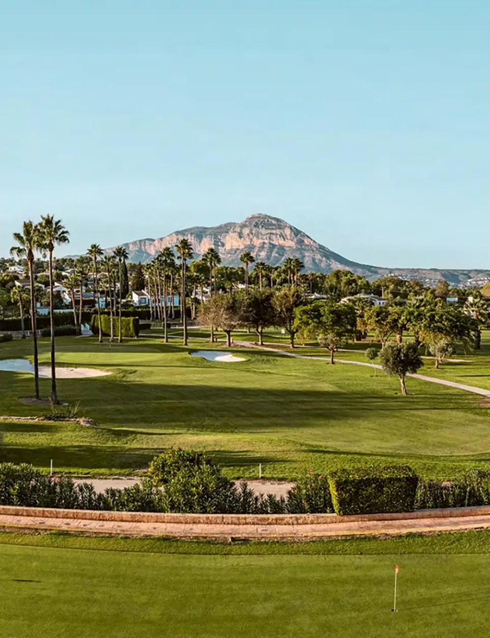 Golfbaan met bergen op de achtergrond