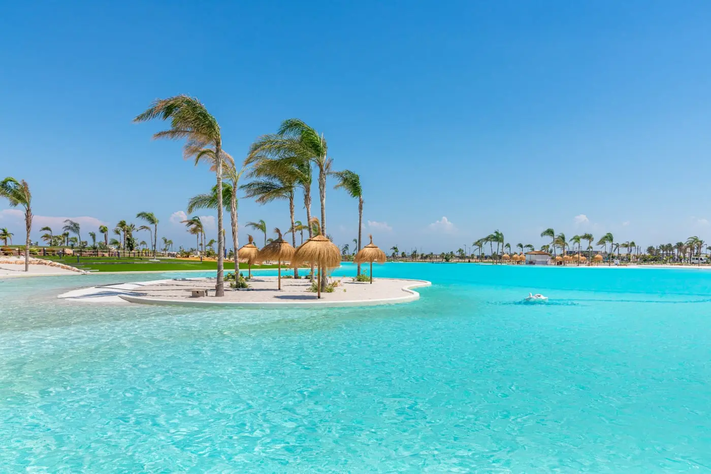 Strand met palmbomen aan een lagune